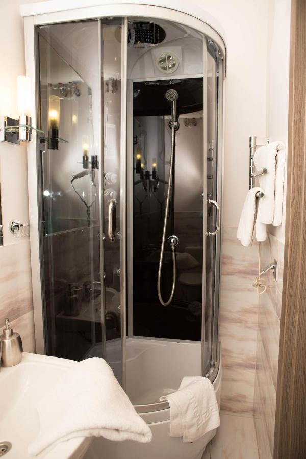 Mini Elegant Hotel Kyiv Exterior photo